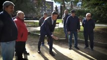 Tras estar con los mas poderosos del mundo en Davos, Sánchez defiende las pensiones dignas con unos ancianos de Coslada