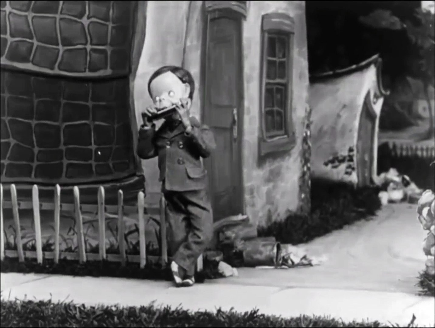 ⁣Creepy 1930s Stop Motion  Dolly Daisy in Hearts and Flowers