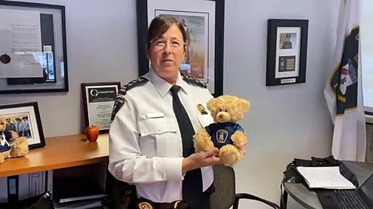 Ginette Séguin présente la nouvelle mascotte du SPC