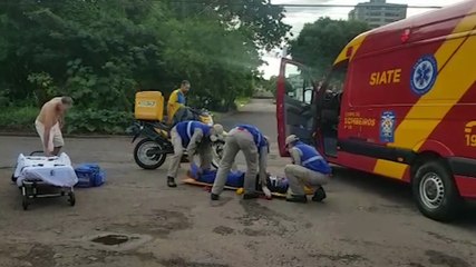 Por conta de pedras na pista, motociclista sofre queda
