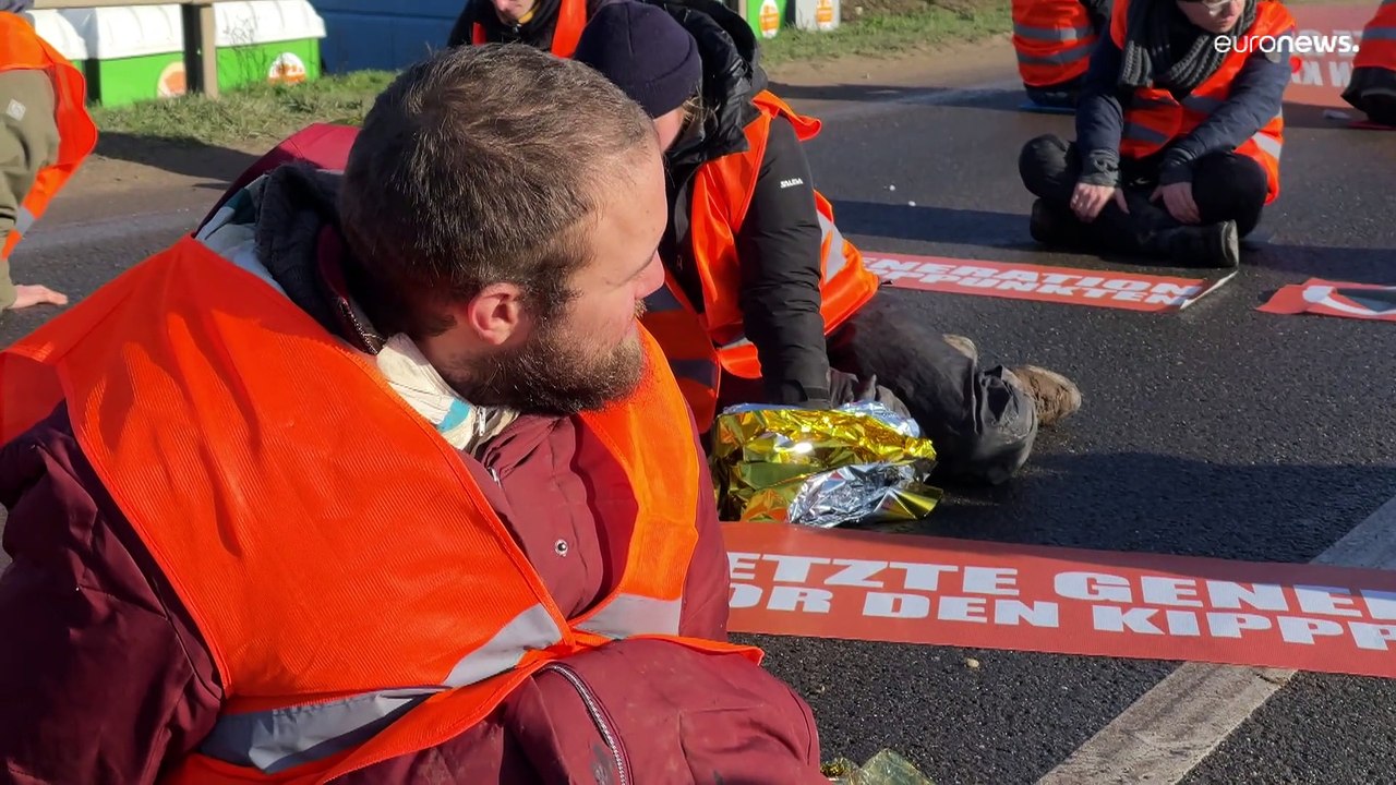 Mit Klimaklebern im Braunkohlerevier: 'Wir möchten es skandalisieren'