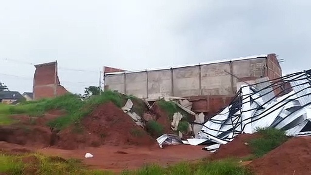 Chuva com vento provoca estragos na tarde desta...