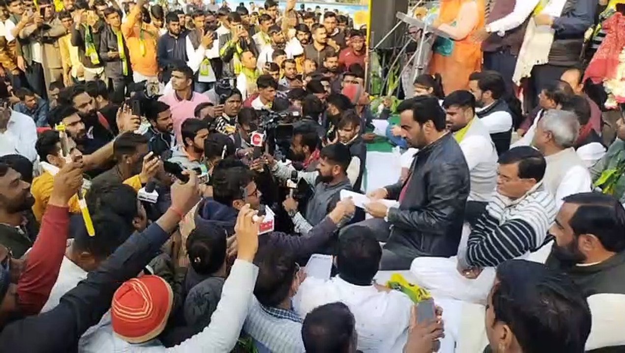 सांसद बेनीवाल ने हजारों समर्थकों संग घेरा अजमेर डिस्कॉम मुख्यालय
