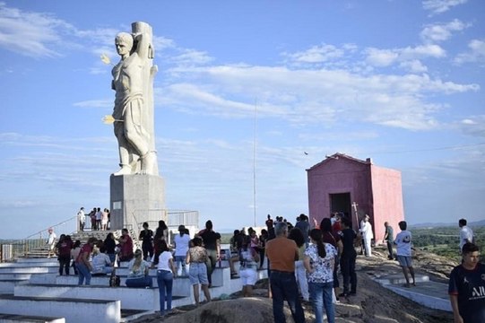Devotos comemoram 104ª Romaria em Ipaumirim e sobem a Pedra de São Sebastião para pagar promessas