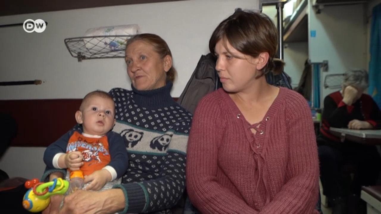 "Боишься быть у себя в доме, боишься выйти на улицу". Жители Херсона уезжают из города из-за обстрелов РФ (20.01.2023)