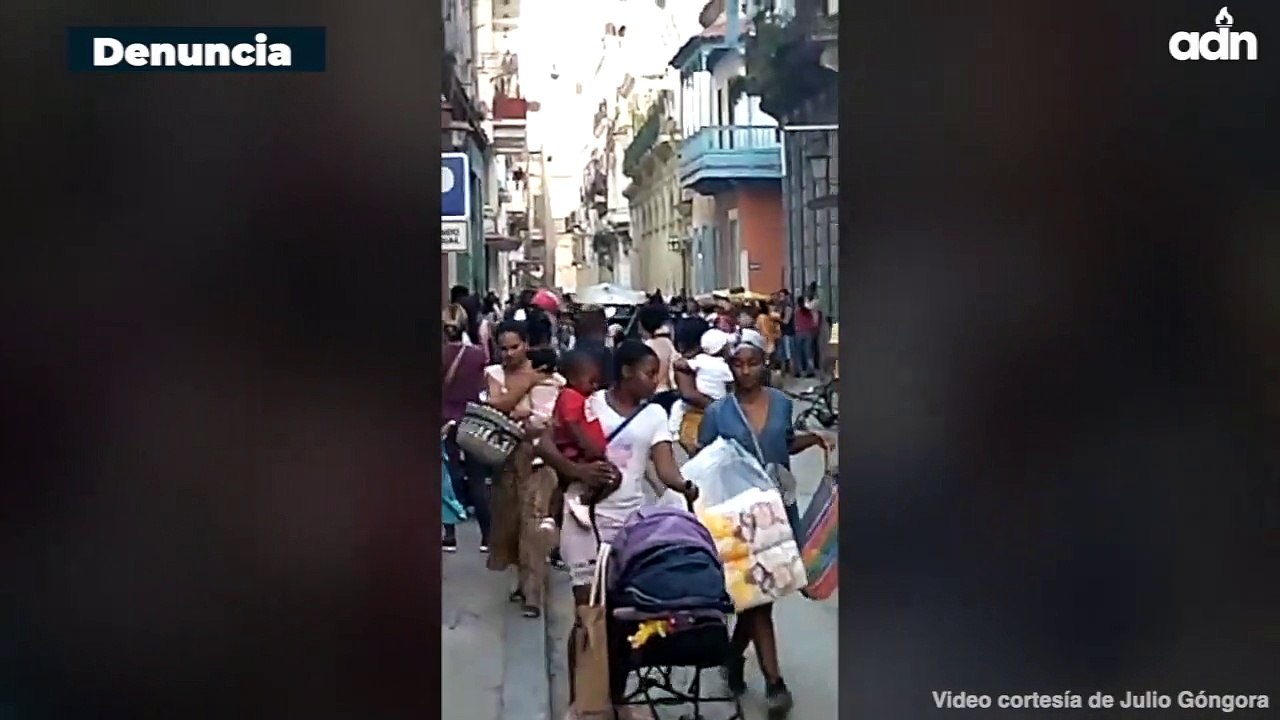 Policía rocía con spray a personas que están en la cola para comprar pañales, coches y andadores. En el lugar había mujeres con niños pequeños.