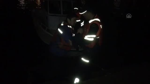 İznik Gölü'nde mahsur kalan 2 kişiyi jandarma kurtardı