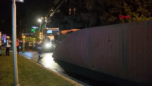 İSTANBUL-BAKIRKÖY'DE MARMARAY ÜST GEÇİDİNE ÇARPAN TIR DEVRİLDİ: 1 YARALI