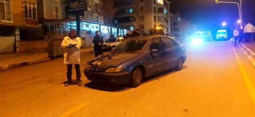 Yolun karşısına geçmeye çalışan anne ve oğluna otomobil çarptı