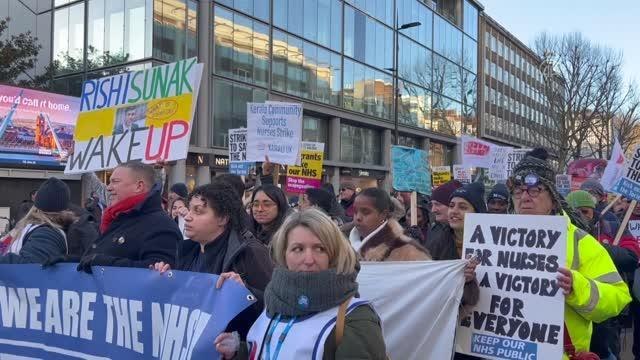 İngiltere'de sağlık çalışanlarının grevine destek yürüyüşü düzenlendi