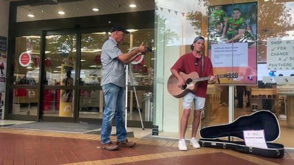 Aussie music icon Shannon Noll stopped by the Tamworth Country Music Festival busking street to support son Blake  - Northern Daily Leader - 19/01/2023