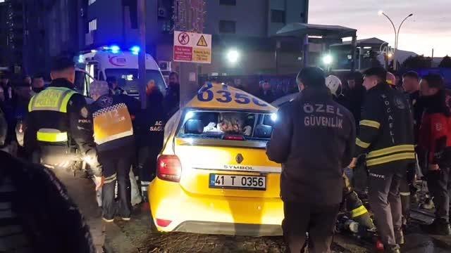 Tramvayla çarpışan taksideki 3 kişi yaralandı