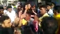 SURAT VIDEO: समाजकंटकों की भीड़ ने की धुनाई...देखें वीडियो....