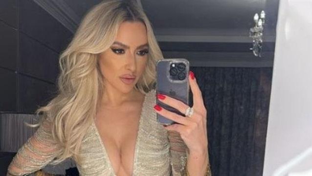 Cesaretiyle dikkat çeken Hadise, göğüs dekolteli pozuyla nefes kesiyor