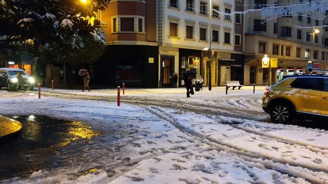 Las calles de Pamplona amanecen blancas