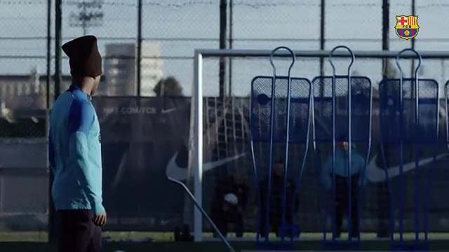 El pique de Ansu Fati y Lewandowski lanzando faltas en el entrenamiento / FCB