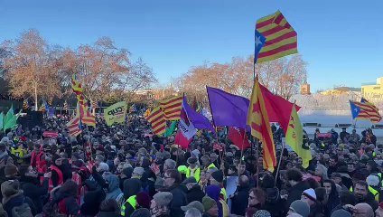 Crits de "Puigdemont president" a la manifestació contra la cimera