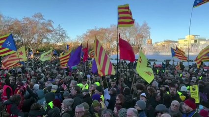 La manifestació contra la cimera Sánchez-Macron omple el peu de Montjuïc