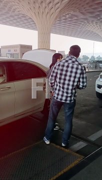 Shah Rukh Khan's daughter Suhana Khan spotted at Mumbai airport