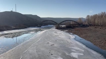 Aras Nehri'nin büyük bölümü buz tuttu