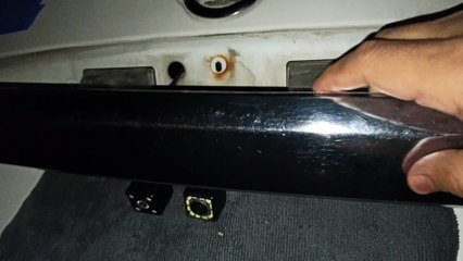 Cómo cambiar el cilindro chapa de la cajuela del Nissan Tiida