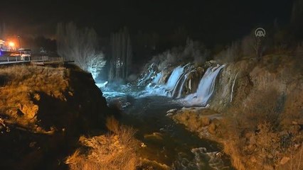 Muradiye Şelalesi gece görüntülendi