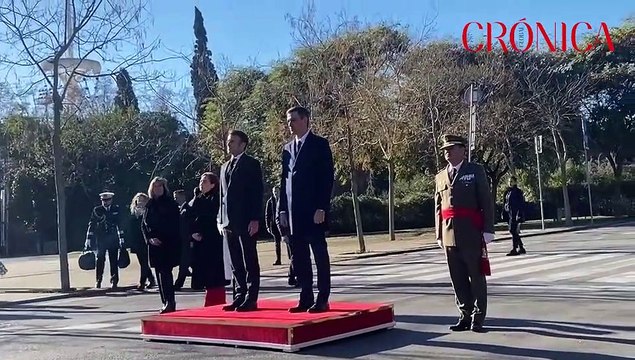 Sanchez y Macron escuchan los himnos de ambos países justo antes de empezar la Cumbre Hispano - Francesa