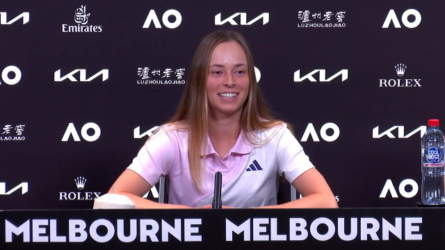 Open d'Australie 2023 - Katie Volynets, on her Ukrainian roots, her emotion beating a Russian player : I would say that when I step on the court, I kind of try to put the politics aside and just focus on the tennis