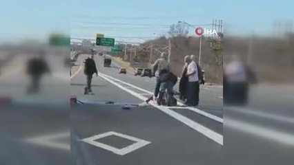 Alev alan araçta mahsur kalan sürücüyü çevredekiler kurtardı