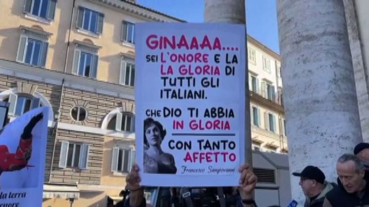 Tanti fan e fiori a Piazza del Popolo per Gina Lollobrigida