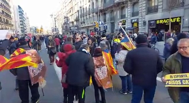 Arriben els primers manifestants al consolat francès
