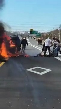 Mulher retirada de carro em chamas por 'bom samaritanos'. Eis o momento