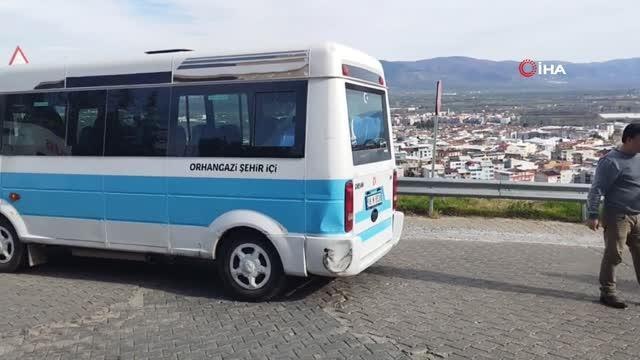 Minibüs yokuş aşağı kaymaya başladı, araçtan atlayan kadın yaralandı