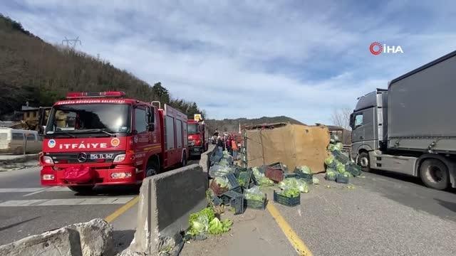 D-650 karayolunu kilitleyen kaza: Marul yüklü kamyonet devrildi, uzun araç kuyrukları oluştu