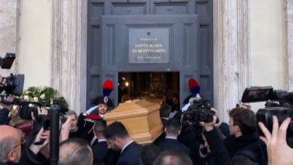 Funerali Gina Lollobrigida, la gente grida: "Regina di Roma"