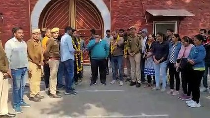 जेल कार्मिकों का आंदोलन खत्म, अधीक्षक खिलाई ने मिठाई