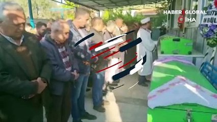 Acılı babanın eşi ve çocuklarına son vedası yürekleri dağladı