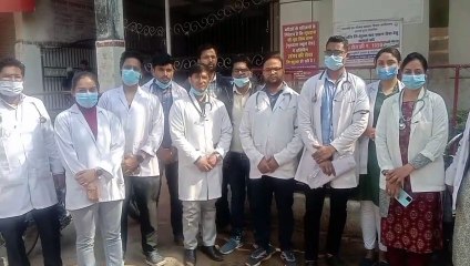 वेतन विसंगती को लेकर जूनियर डॉक्टरों ने काली पट्टी लगाकर की ड्यूटी