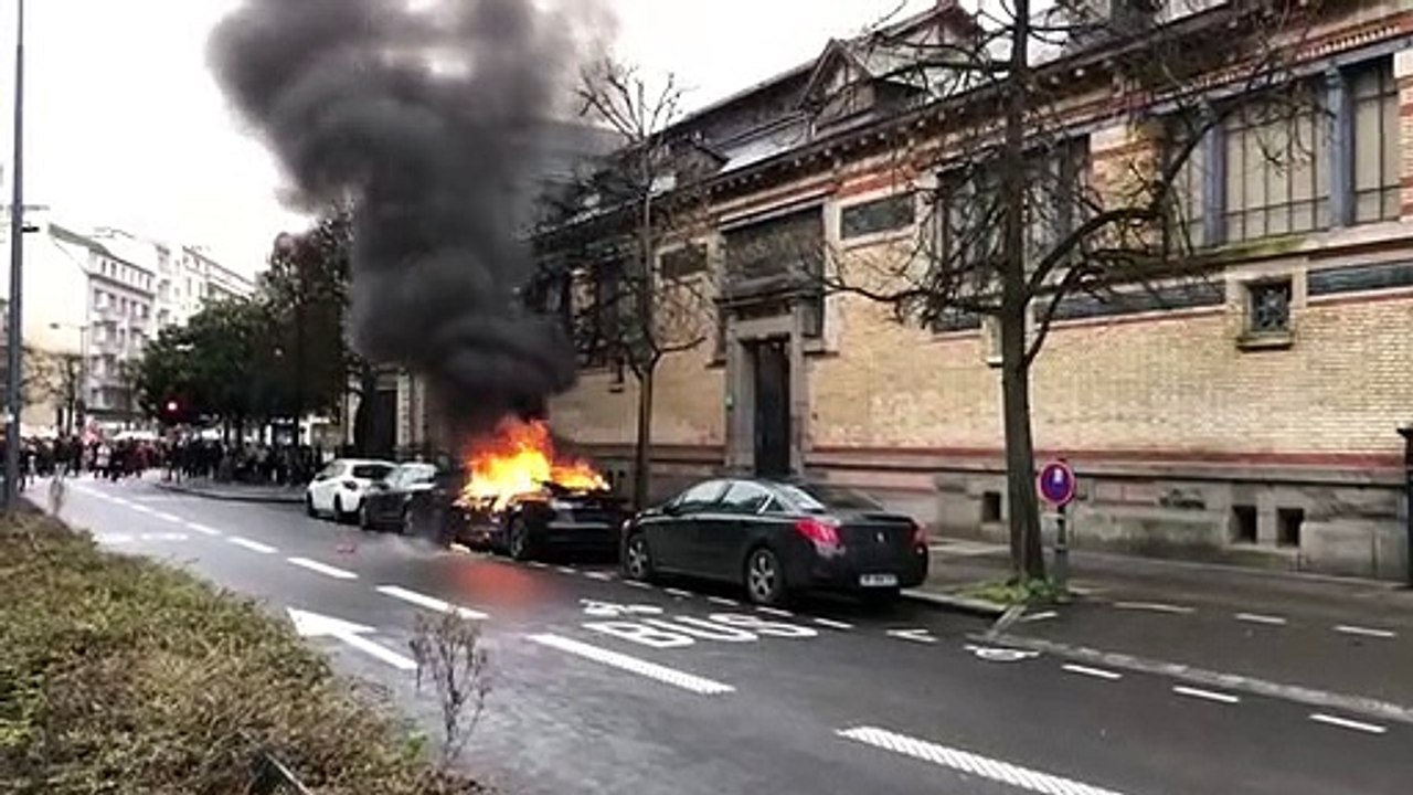 Une voiture en feu à Rennes lors des manifestations contre la réforme des retraites jeudi 19 janvier 2023