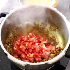 अचारी दाल तड़का होटल की तरह ही आप इसे अपने घर पर बना सकते हैं