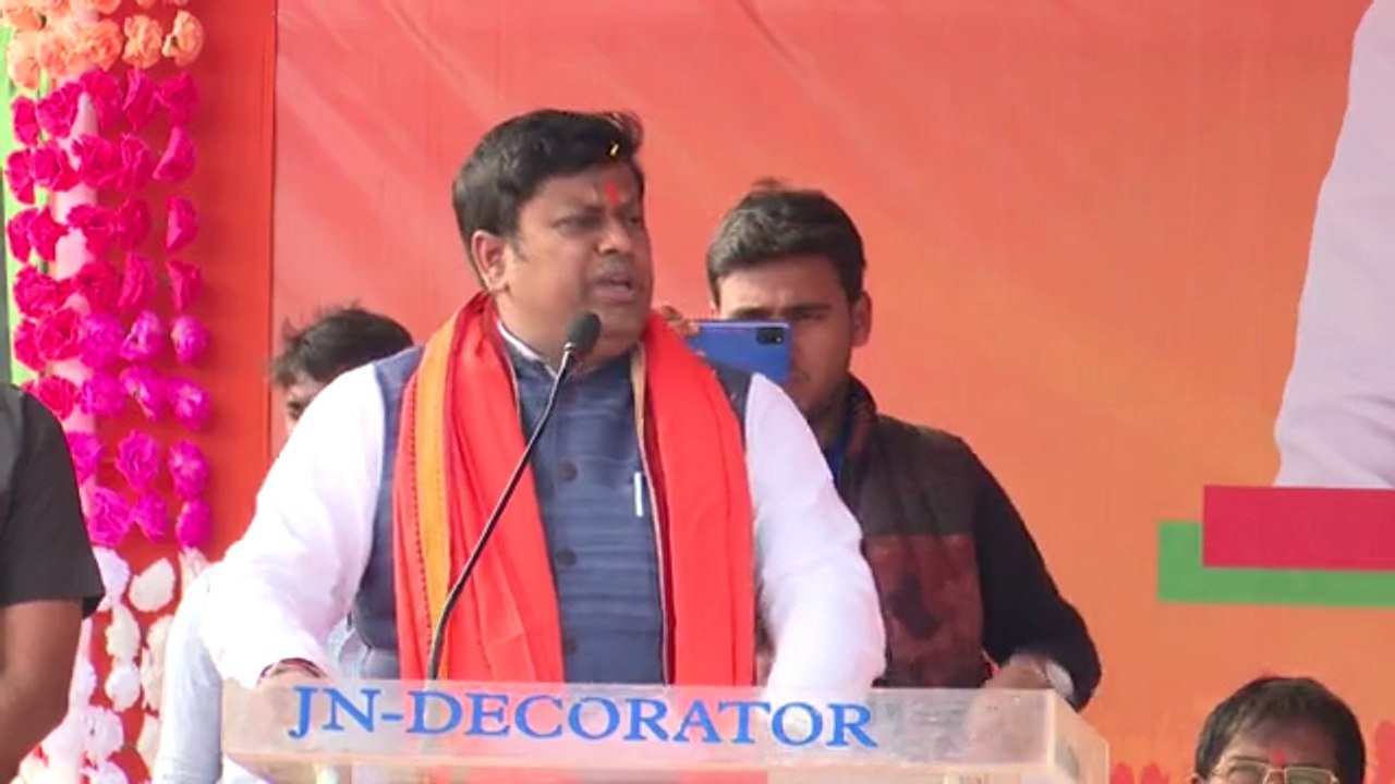 আমাদের গ্রামের লোক নমস্কার করছে , আর দিদির দূতেদের ঝাঁটা দিয়ে ঝাড়ন করছে: সুকান্ত | Oneindia Bengali