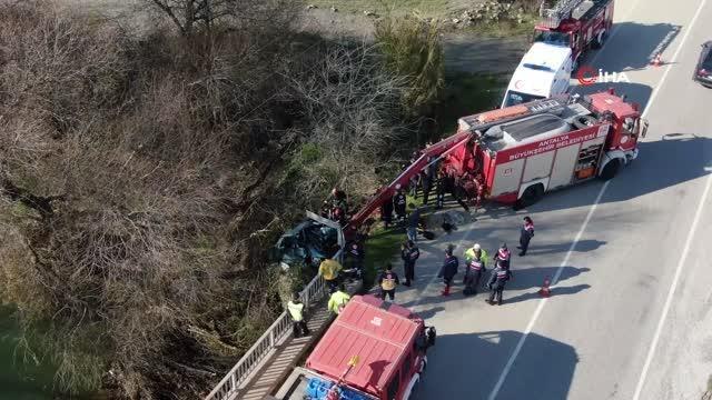 Köprü demirine çarpan otomobilde can pazarı