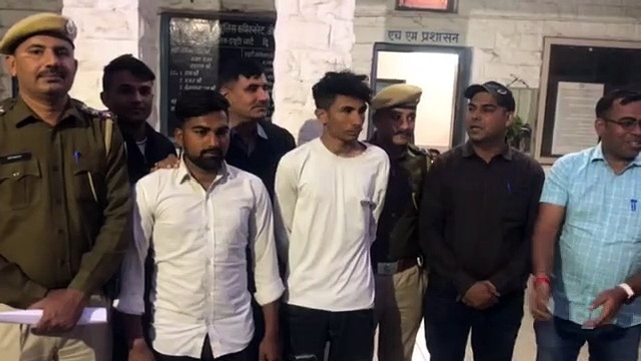 Robbers arrested : महिला से 14 तोला सोना लूट का...