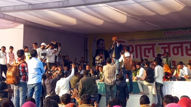 #Hanimanbeniwal...मुख्यमंत्री निवास घेरने जोधपुर रवाना हुए हनुमान बेनीवाल, रेलवे ट्रेक पर बैठे