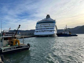 Usturmaçalara çarpan kruvaziyer, römorkör eşliğinde limana yanaştırıldı