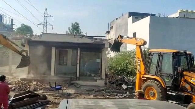 न्यास का बुलडोजर गरजा, 62 जर्जर दुकानें गिराई, हटाए अतिक्रमण