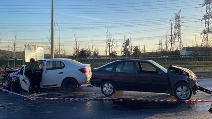 Eyüpsultan'da çarpışan iki otomobilin sürücüleri yaralandı