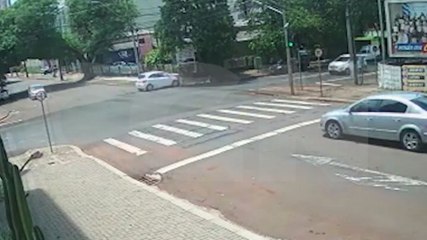 Câmera registra forte colisão de trânsito no Centro