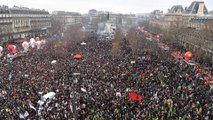 Manifestation à Paris : la place de la République noire de monde