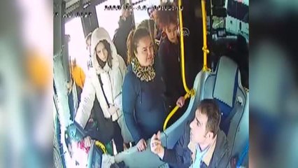 Yolculara sinirlenip kontağı kapatan şoför otobüsten indi